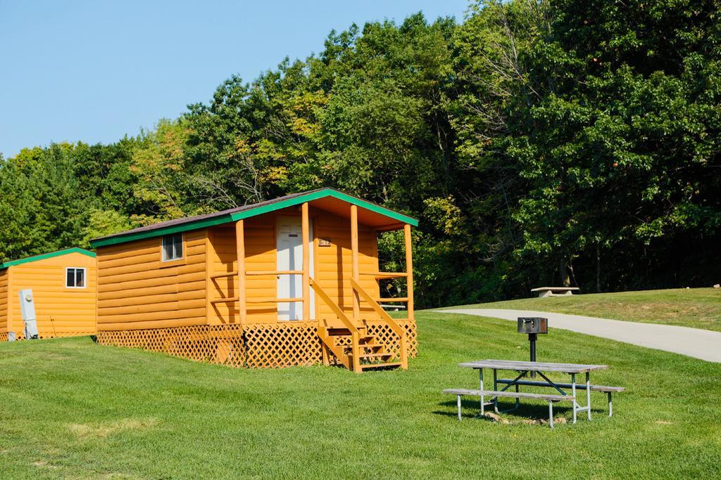 Plymouth Rock Camping Resort Basic Cabin Elkhart Lake Exterior photo